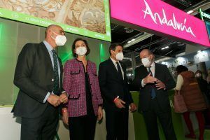 La ministra de Industria, Comercio y Turismo del Gobierno de España visitael expositor en FITUR de la provincia de Sevilla - Gastronomía y Moda