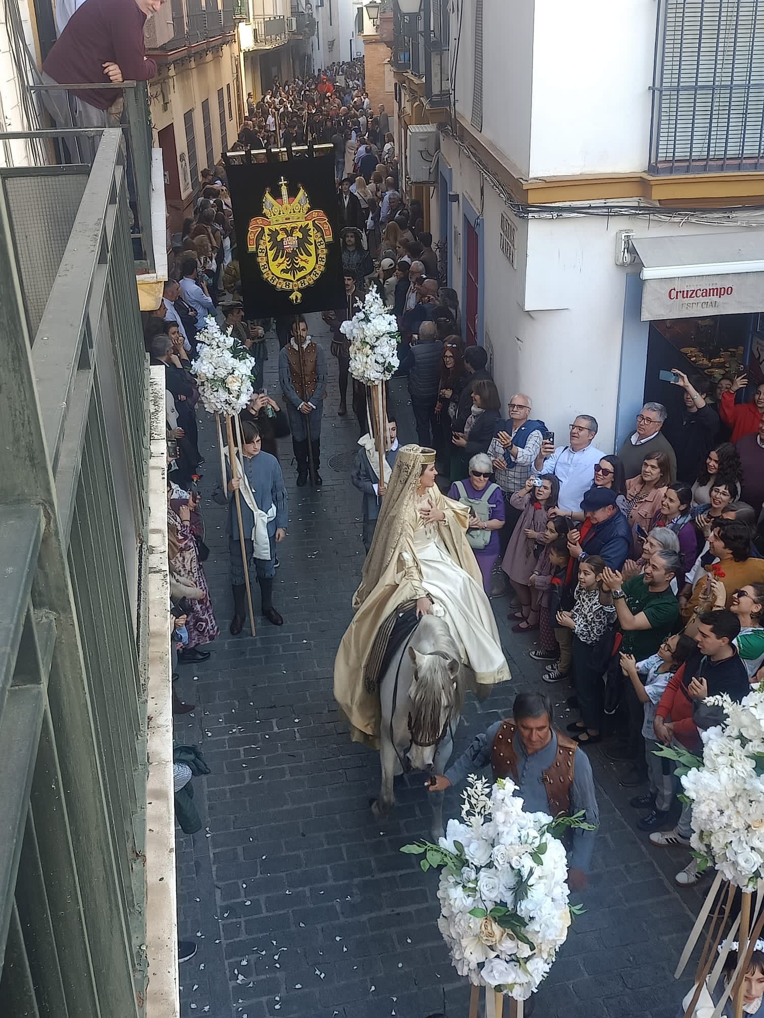 Carlos V e Isabel de Portugal reviven su entrada en Sevilla 500 años después con un desfile sin precedentes - Gastronomía y Moda