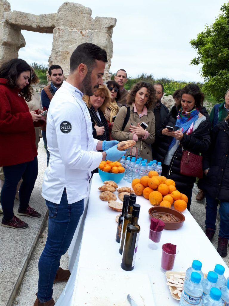 Agentes turísticos y blogueros especializados en gastronomía visitan Lebrija