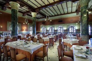 Paseo emocional por el encanto arquitectónico del Alhambra Palace - Gastronomía y Moda