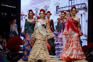 La moda flamenca renace en la Pasarela Flamenca Jerez Tío Pepe - Gastronomía y Moda