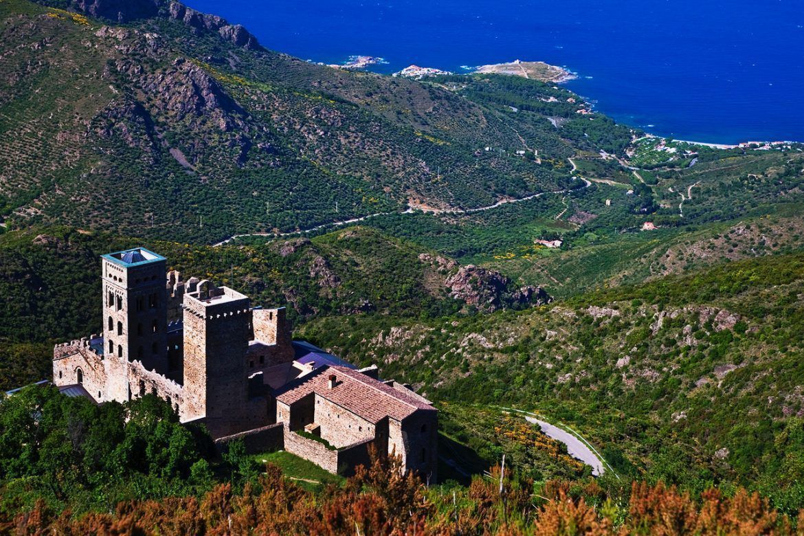 Monasterio de Sant Pere de Rodes, levitando sobre Roses - Gastronomía y Moda