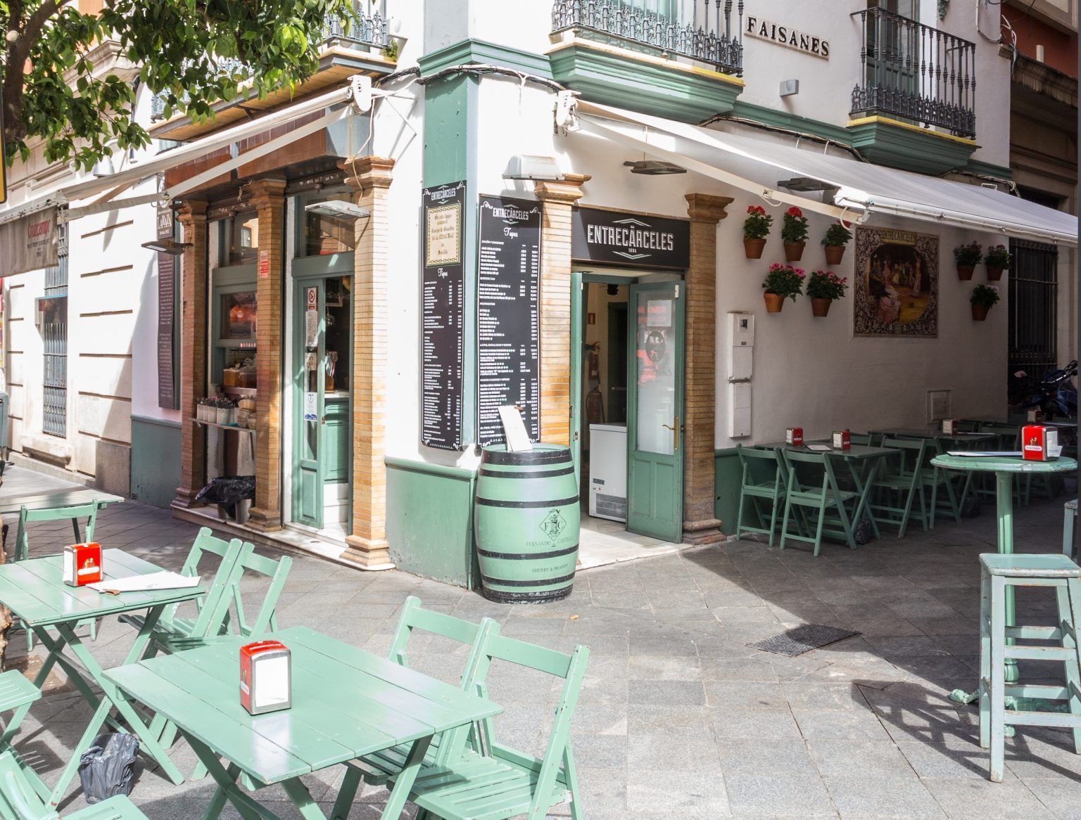 La taberna sevillana EntreCárceles, ahora más que nunca, vuelve a sus orígenes - Gastronomía y Moda