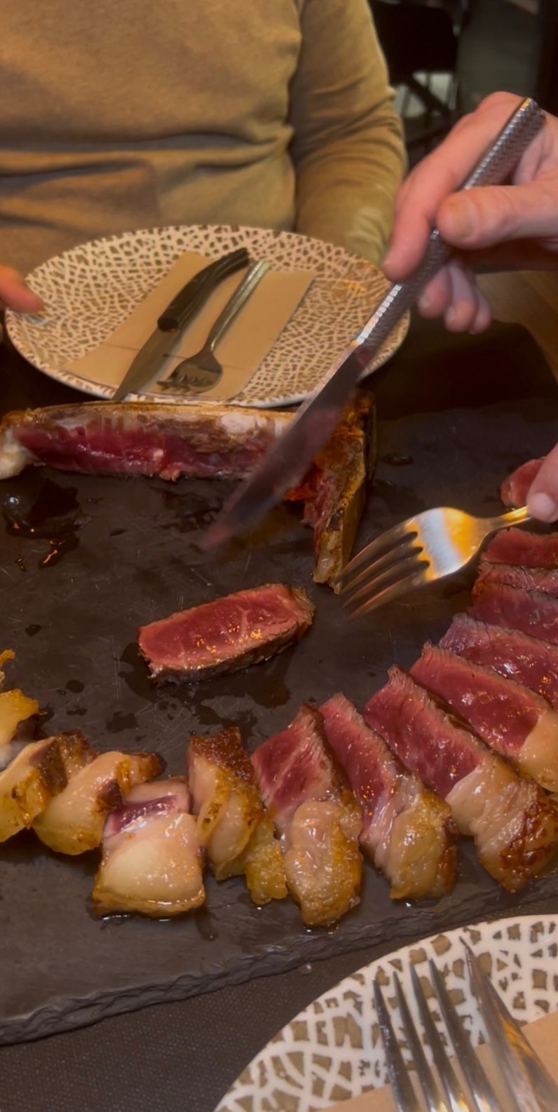 Lola Martín González descubre un asador imprescindible junto al Puente de Triana - Gastronomía y Moda