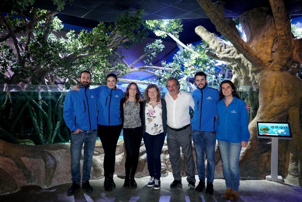 El equipo de Plastic Ocean visita el Acuario de Sevilla