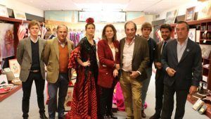 Toreros y empresarios taurinos visitan El Rastrillo de Nuevo Futuro Sevilla - Gastronomía y Moda