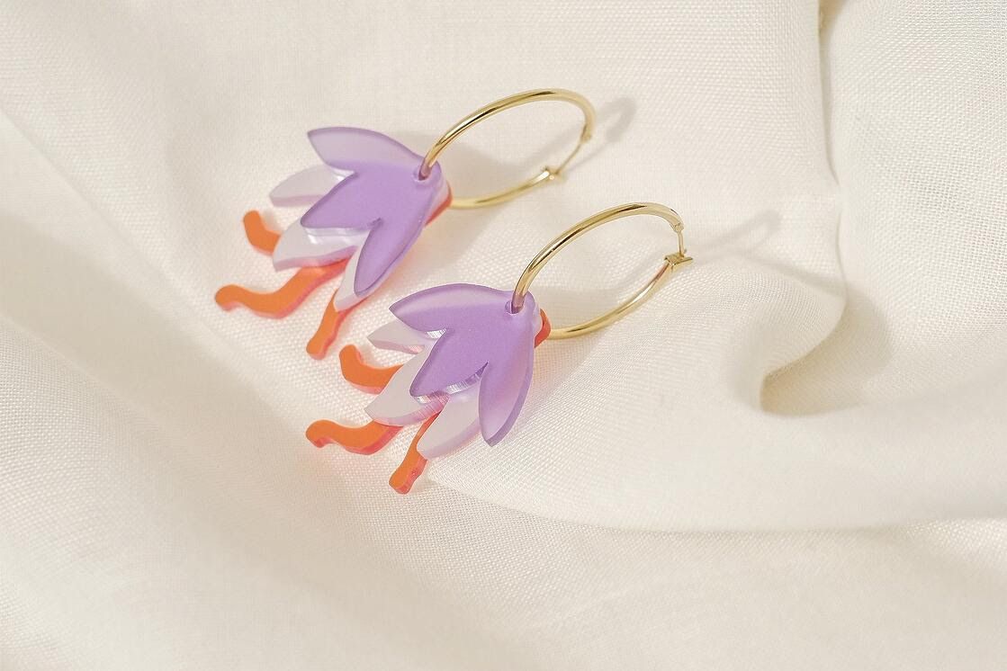 Las joyas vienen cargadas de pétalos y sí, son la mejor alternativa para darle un toque a tu outfit si te niegas a vestir con estampados este otoño - Gastronomía y Moda