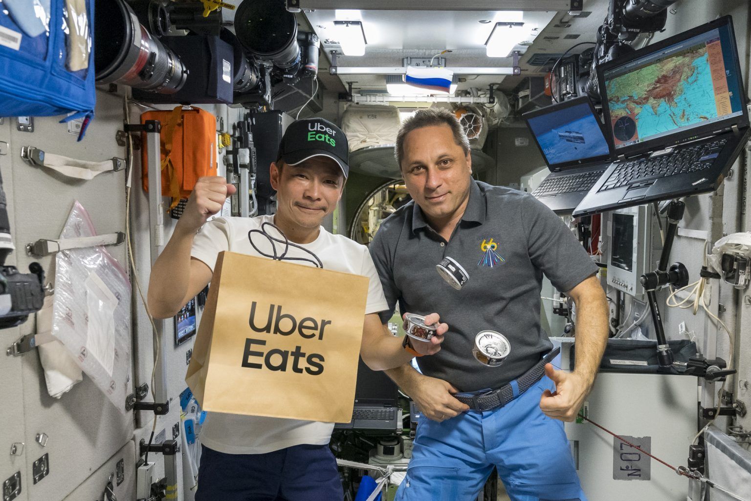Uber Eats hace la primera entrega de comida en el espacio exterior - Gastronomía y Moda