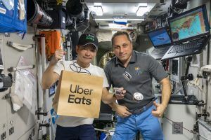 Uber Eats hace la primera entrega de comida en el espacio exterior - Gastronomía y Moda