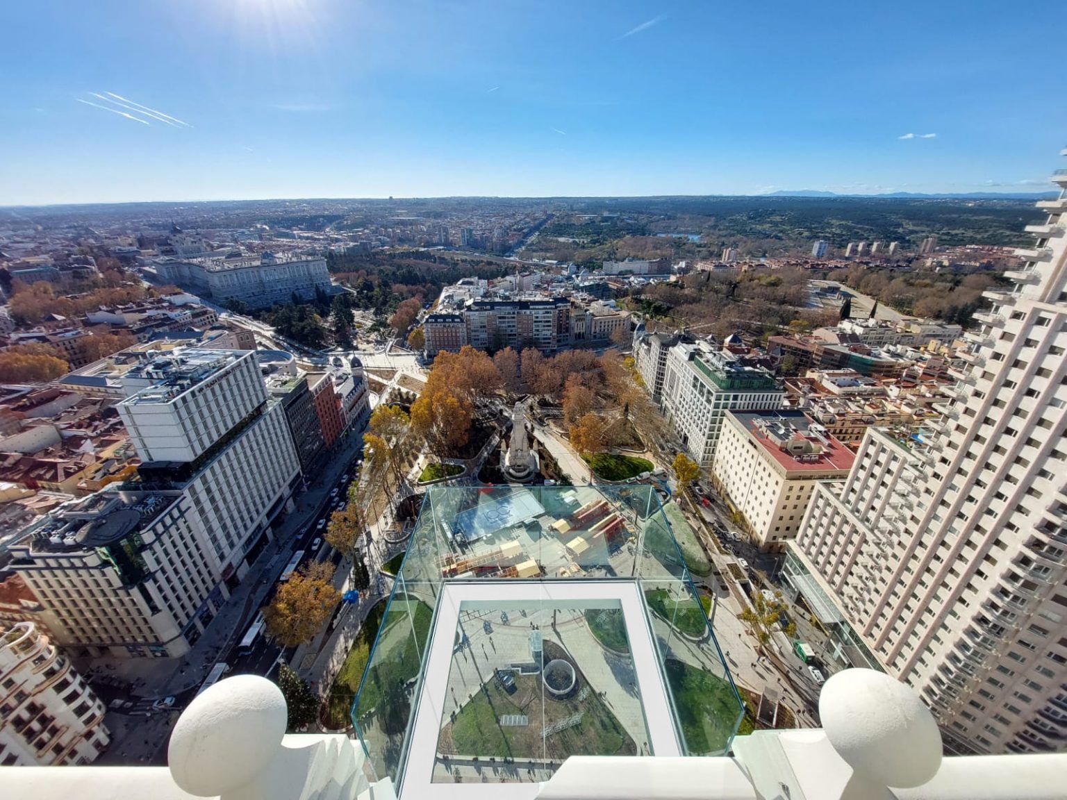 El «rooftop” del hotel Riu Plaza España se reinventa para sus clientes con un nuevo balcón transparente y un gastrobar El "rooftop” del hotel Riu Plaza España se reinventa para sus clientes con un nuevo balcón transparente y un gastrobar - Gastronomía y Moda