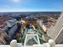 El "rooftop” del hotel Riu Plaza España se reinventa para sus clientes con un nuevo balcón transparente y un gastrobar - Gastronomía y Moda