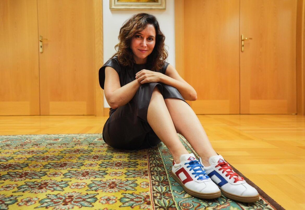 Isabel Díaz Ayuso ‘lo peta’ con las zapatillas de edición especial del Metro de Madrid Isabel Díaz Ayuso 'lo peta' con las zapatillas de edición especial del Metro de Madrid - Gastronomía y Moda