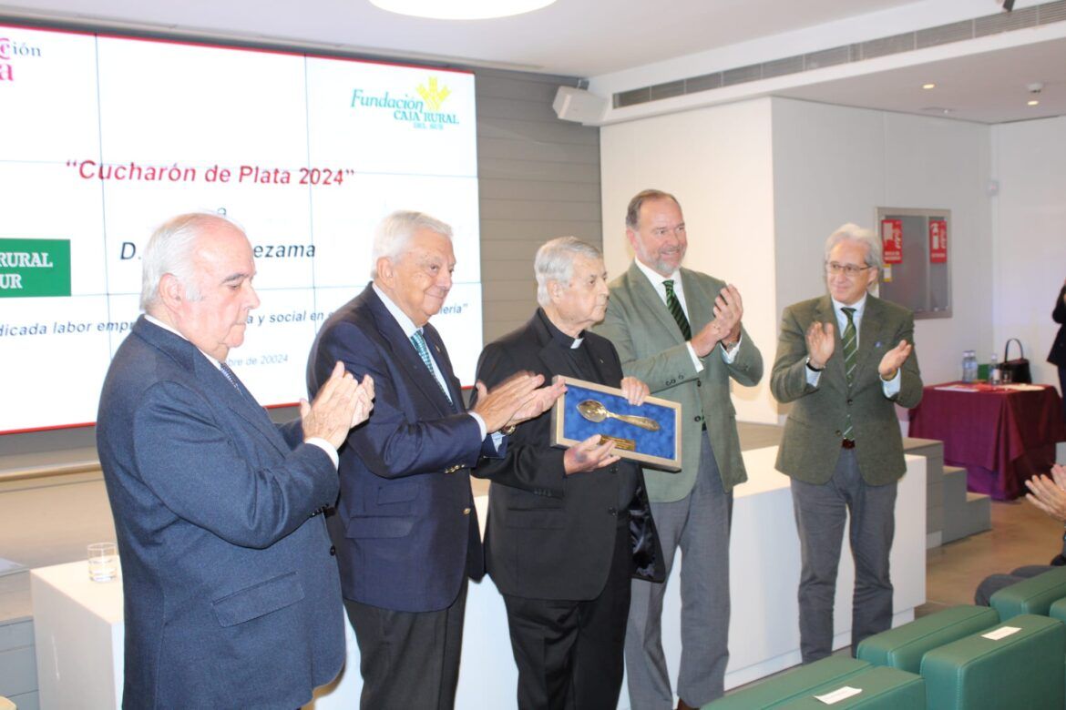 La Fundación Caja Rural y la Fundación Cámara y rinden un homenaje a Luis de Lezama con la entrega del ‘Cucharón de Plata 2024’ La Fundación Caja Rural y la Fundación Cámara y rinden un homenaje a Luis de Lezama con la entrega del 'Cucharón de Plata' - Gastronomía y Moda