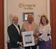 La Cámara de Comercio de Sevilla entrega el primer certificado como establecimiento seguro y sostenible al grupo gastronómico Robles - Gastronomía y Moda