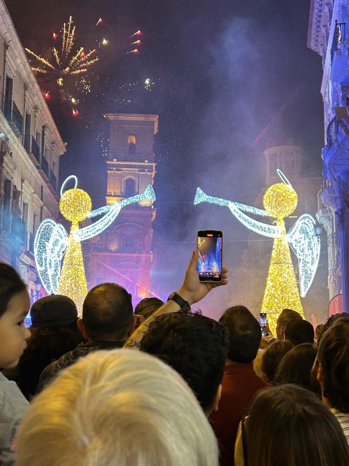 Murcia enciende la Navidad con el corazón por los afectados por la DANA - Gastronomía y Moda