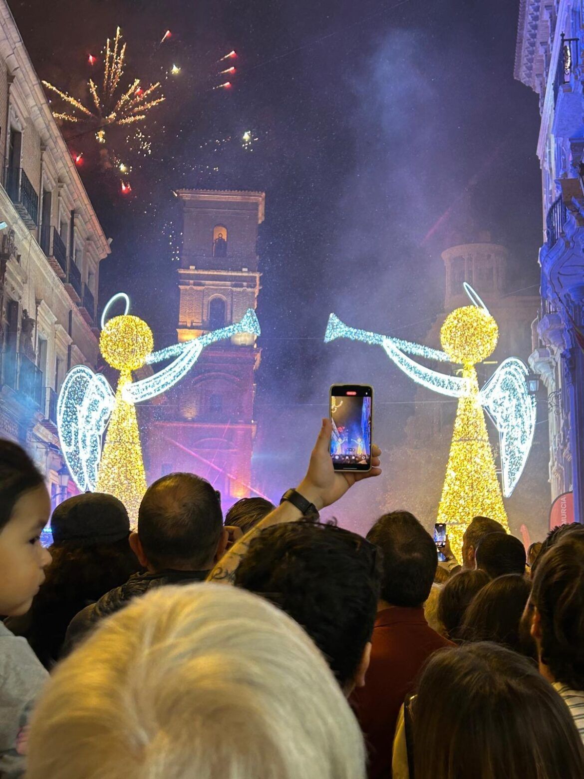 Murcia enciende la Navidad con el corazón por los afectados por la DANA - Gastronomía y Moda