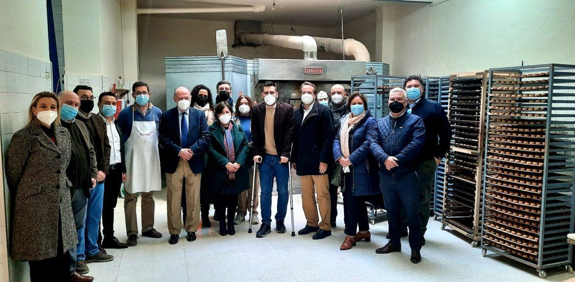 El Equipo de Gobierno de la Diputación de Sevilla se adentra en Estepa para visitar la fábrica de mantecados La Colchona - Gastronomía y Moda