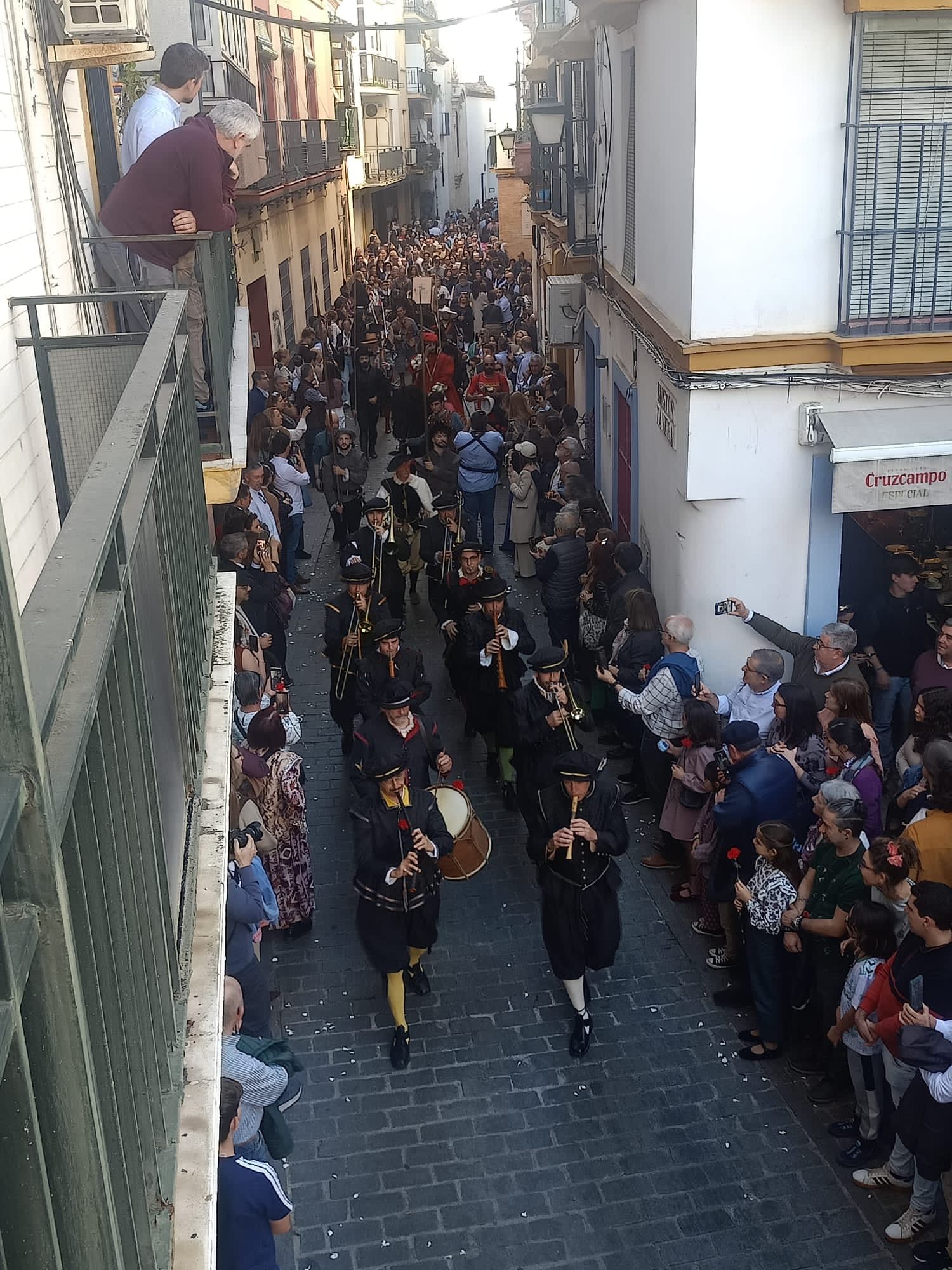 Carlos V e Isabel de Portugal reviven su entrada en Sevilla 500 años después con un desfile sin precedentes - Gastronomía y Moda