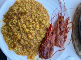 El restaurante de Bolonia que conquista Cádiz con croquetas de choco y un arroz meloso de carabineros frente al paraíso - Gastronomía y Moda