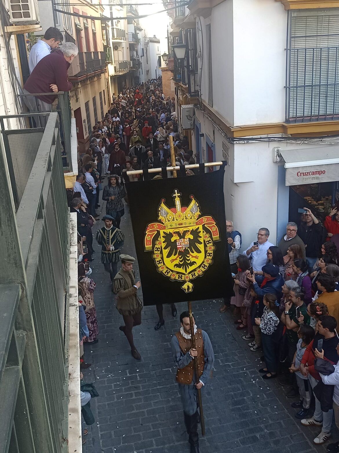 Carlos V e Isabel de Portugal reviven su entrada en Sevilla 500 años después con un desfile sin precedentes - Gastronomía y Moda