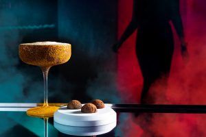 Cócteles del mundo en el interior de bombones para estas Navidades - Gastronomía y Moda