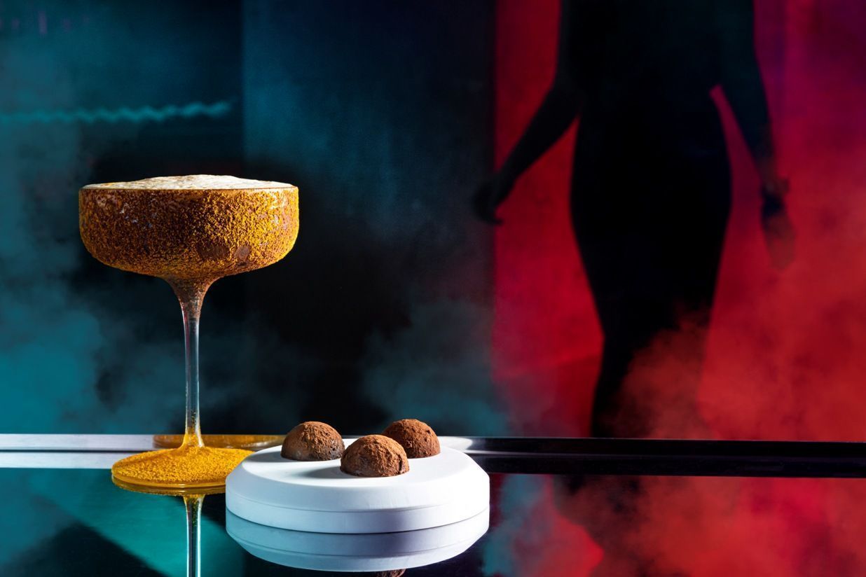 Cócteles del mundo en el interior de bombones para estas Navidades - Gastronomía y Moda