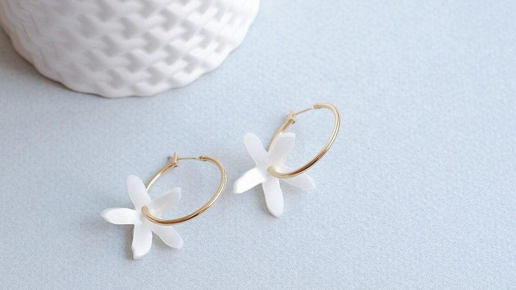 Las joyas vienen cargadas de pétalos y sí, son la mejor alternativa para darle un toque a tu outfit si te niegas a vestir con estampados este otoño - Gastronomía y Moda
