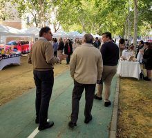 Domingos de ‘moda’ en el mercadillo artesanal del sevillano barrio de Los Bermejales - Gastronomía y Moda