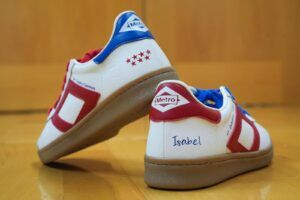 Isabel Díaz Ayuso 'lo peta' con las zapatillas de edición especial del Metro de Madrid - Gastronomía y Moda