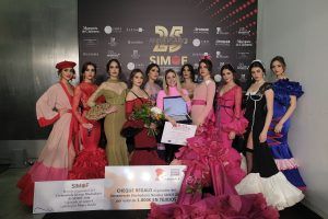 Sara Pérez Sanabria, con su colección Rebelle Fleur, recibe el Premio a la Mejor Colección Flamenca - Gastronomía y Moda