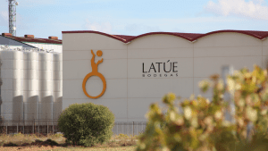 Bodegas Latúe anuncia el lanzamiento del exclusivo formato magnum para su vino "By Latúe" - Gastronomía y Moda