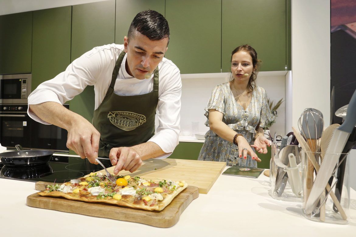 Influencers foodies sacan todo el partido a los nuevos productos Casa Tarradellas en Alimentaria 2024 - Gastronomía y Moda