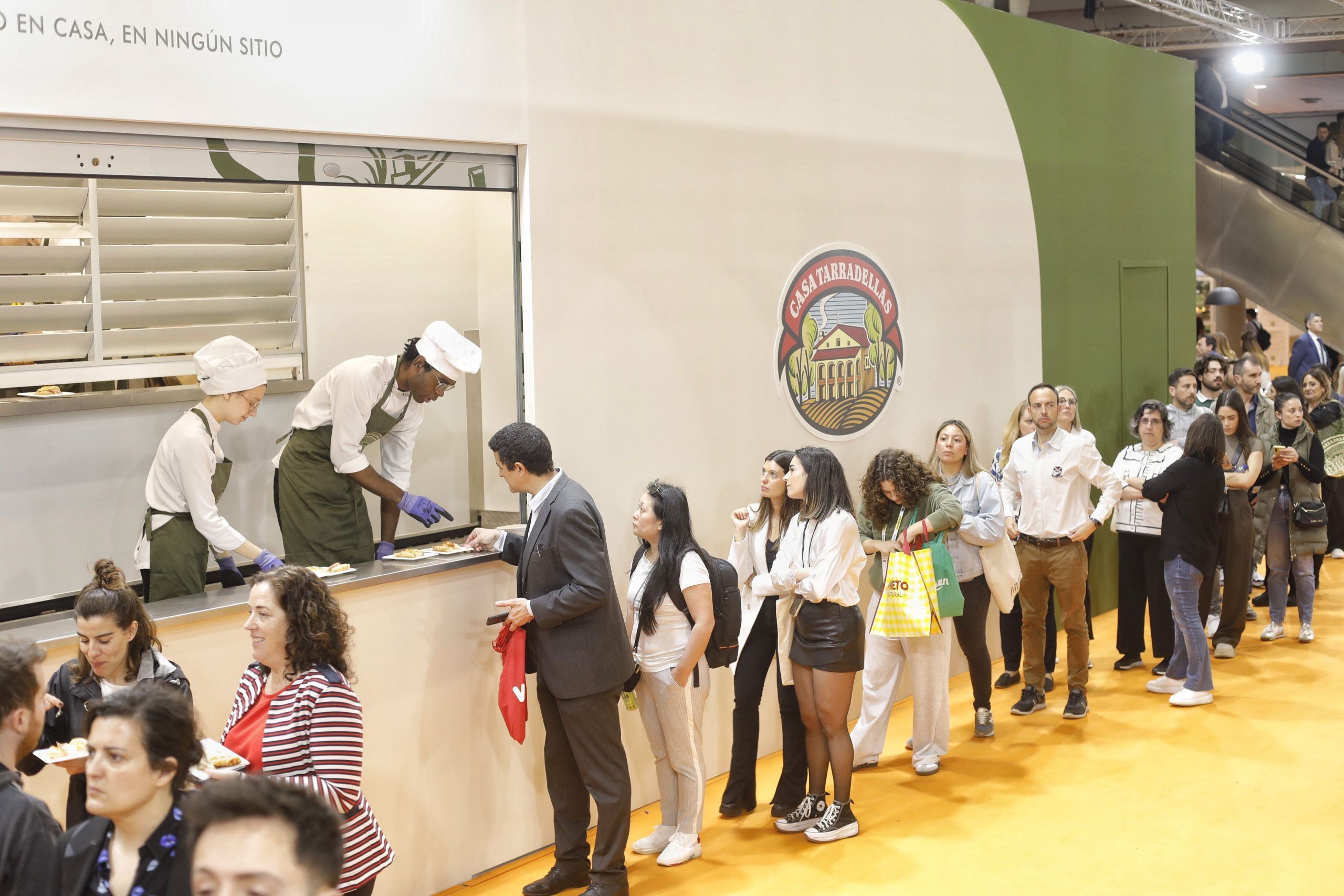 Influencers foodies sacan todo el partido a los nuevos productos Casa Tarradellas en Alimentaria 2024 - Gastronomía y Moda