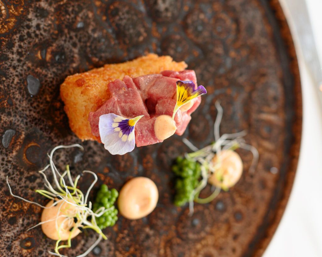 El atún rojo de almadraba protagonizan el mes de junio en Cala Roche - Gastronomía y Moda
