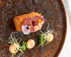 El atún rojo de almadraba protagonizan el mes de junio en Cala Roche - Gastronomía y Moda