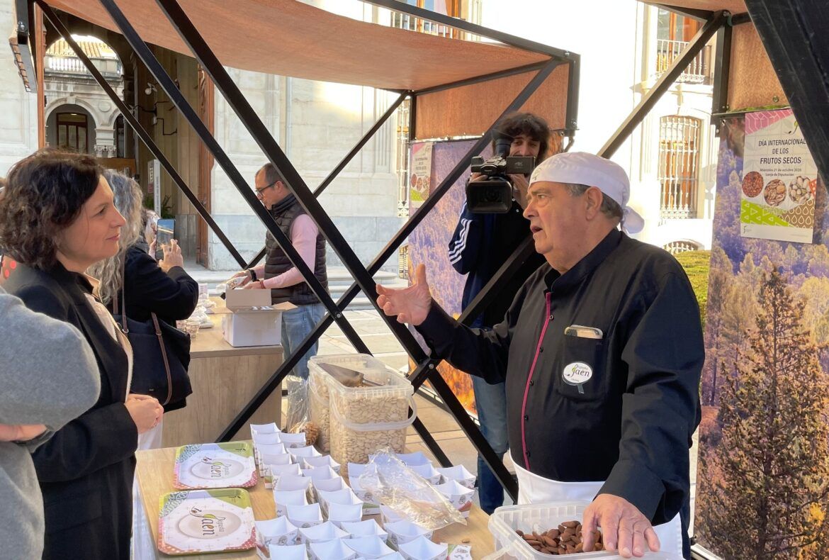 Jaén impulsa el cultivo de almendras, pistachos y nueces como alternativa y complemento al olivar - Gastronomía y Moda