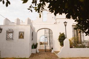 Tendencias ante las citas destacadas: diseños lisos y transformables para invitadas y novias - Gastronomía y Moda
