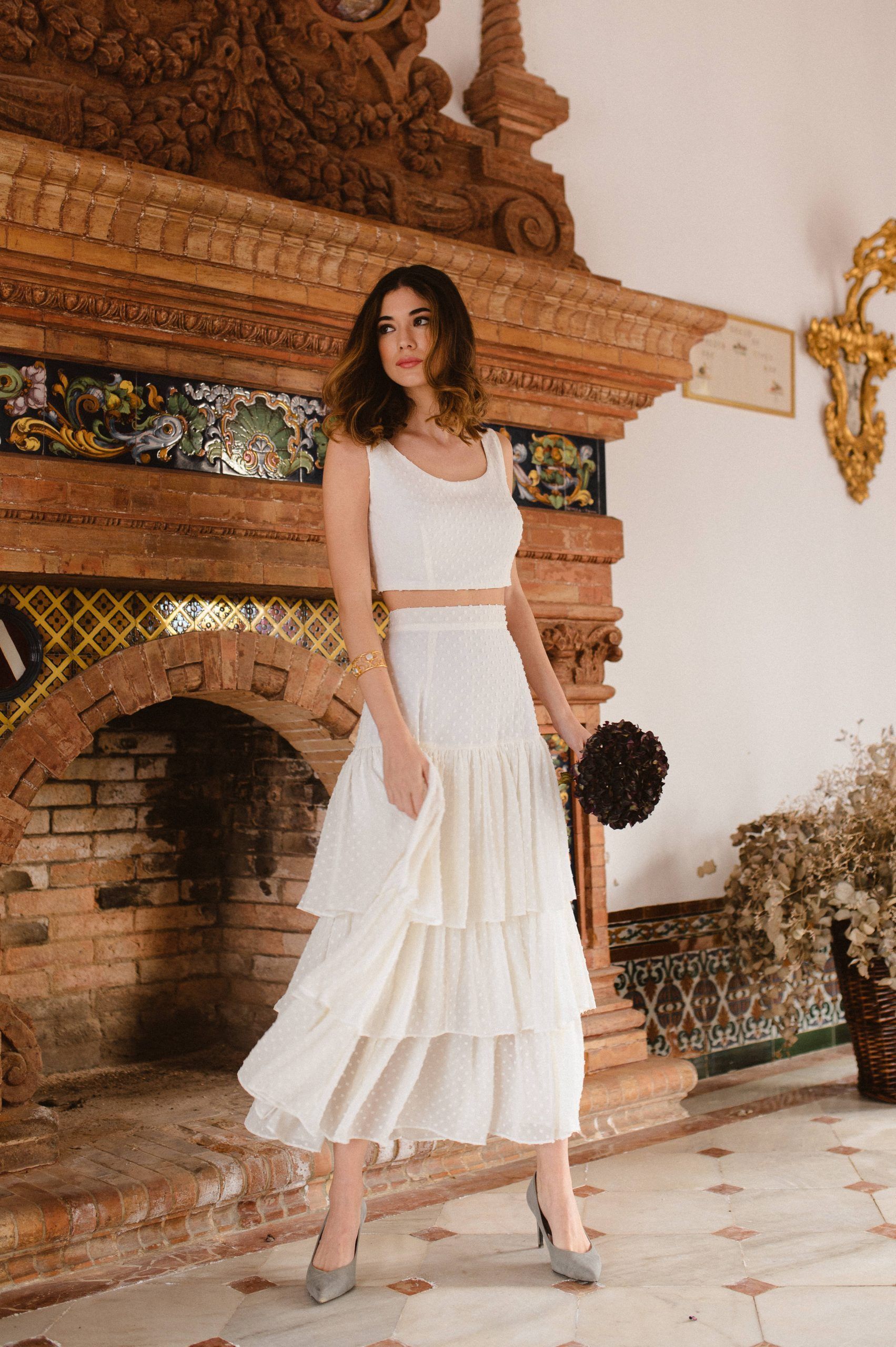 Tendencias ante las citas destacadas: diseños lisos y transformables para invitadas y novias - Gastronomía y Moda