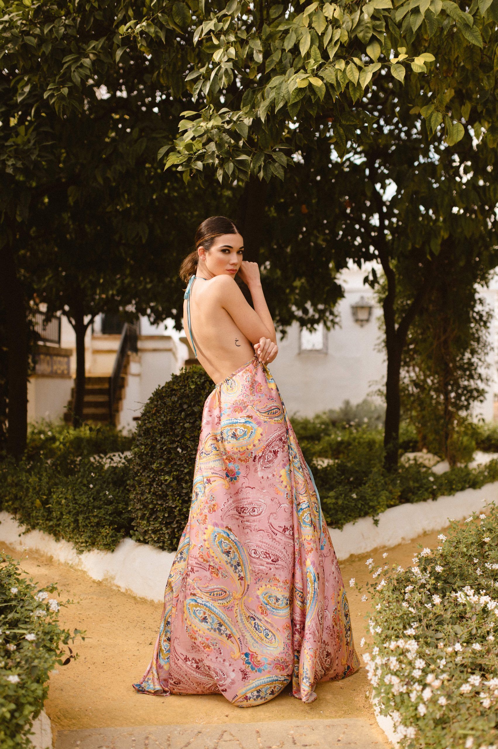 Tendencias ante las citas destacadas: diseños lisos y transformables para invitadas y novias - Gastronomía y Moda