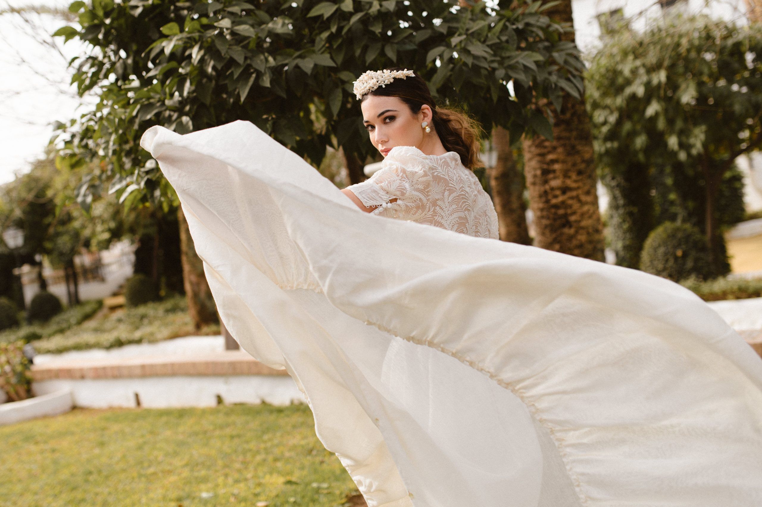 Tendencias ante las citas destacadas: diseños lisos y transformables para invitadas y novias - Gastronomía y Moda