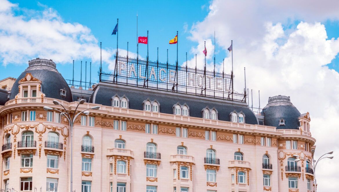El Hotel Palace de Madrid estrena ‘nueva’ fachada El Hotel Palace de Madrid estrena 'nueva' fachada - Gastronomía y Moda