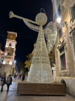 Dos angelotes gigantes de más de 8 metros de altura protagonizarán el encendido de luces de Murcia en la plaza de Santo Domingo - Gastronomía y Moda