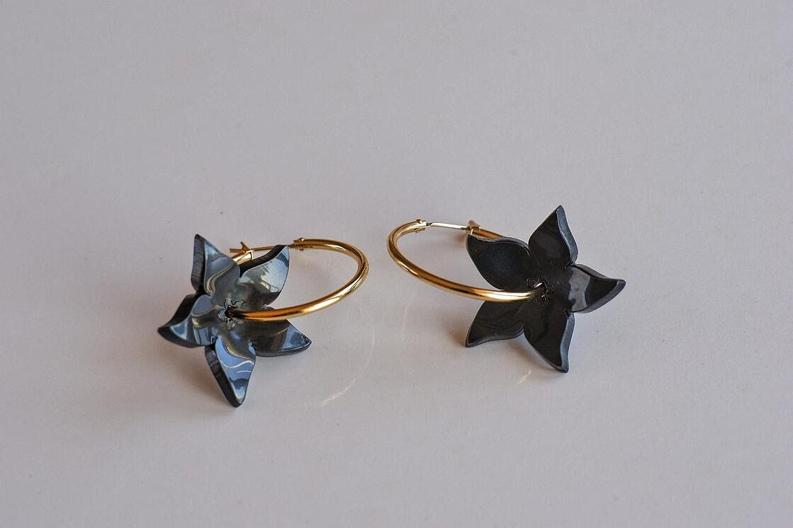Las joyas vienen cargadas de pétalos y sí, son la mejor alternativa para darle un toque a tu outfit si te niegas a vestir con estampados este otoño - Gastronomía y Moda