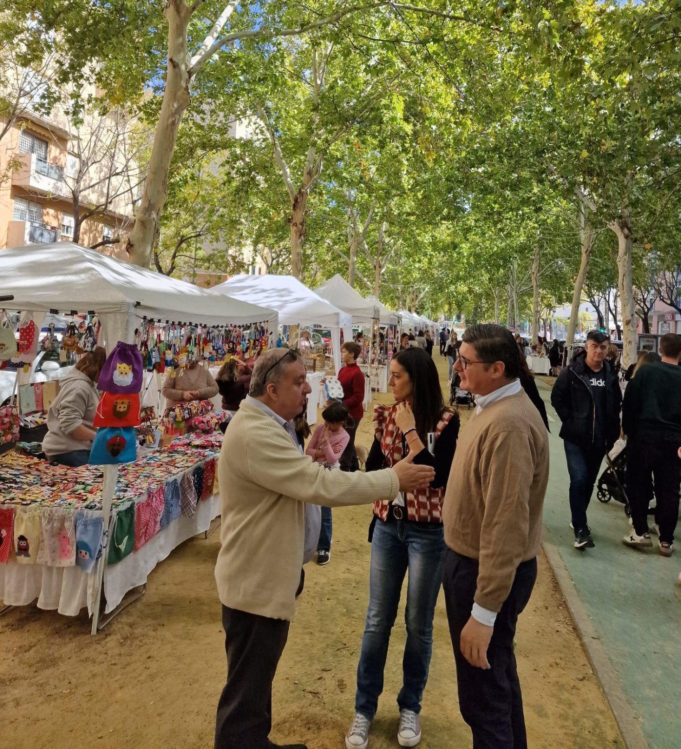 Domingos de ‘moda’ en el mercadillo artesanal del sevillano barrio de Los Bermejales - Gastronomía y Moda