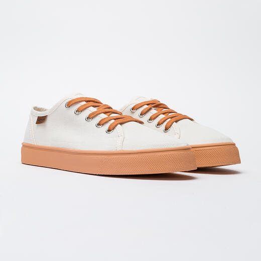 Las sneakers blancas que no pueden faltar en tu armario son de Zhoes Brand - Gastronomía y Moda