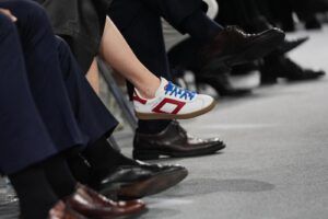Isabel Díaz Ayuso 'lo peta' con las zapatillas de edición especial del Metro de Madrid - Gastronomía y Moda