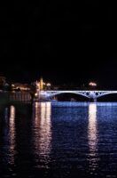 La Sevilla más azul: el Puente de Triana se convierte en una obra de arte nocturna en la mirada de Jesús Giraldo - Gastronomía y Moda