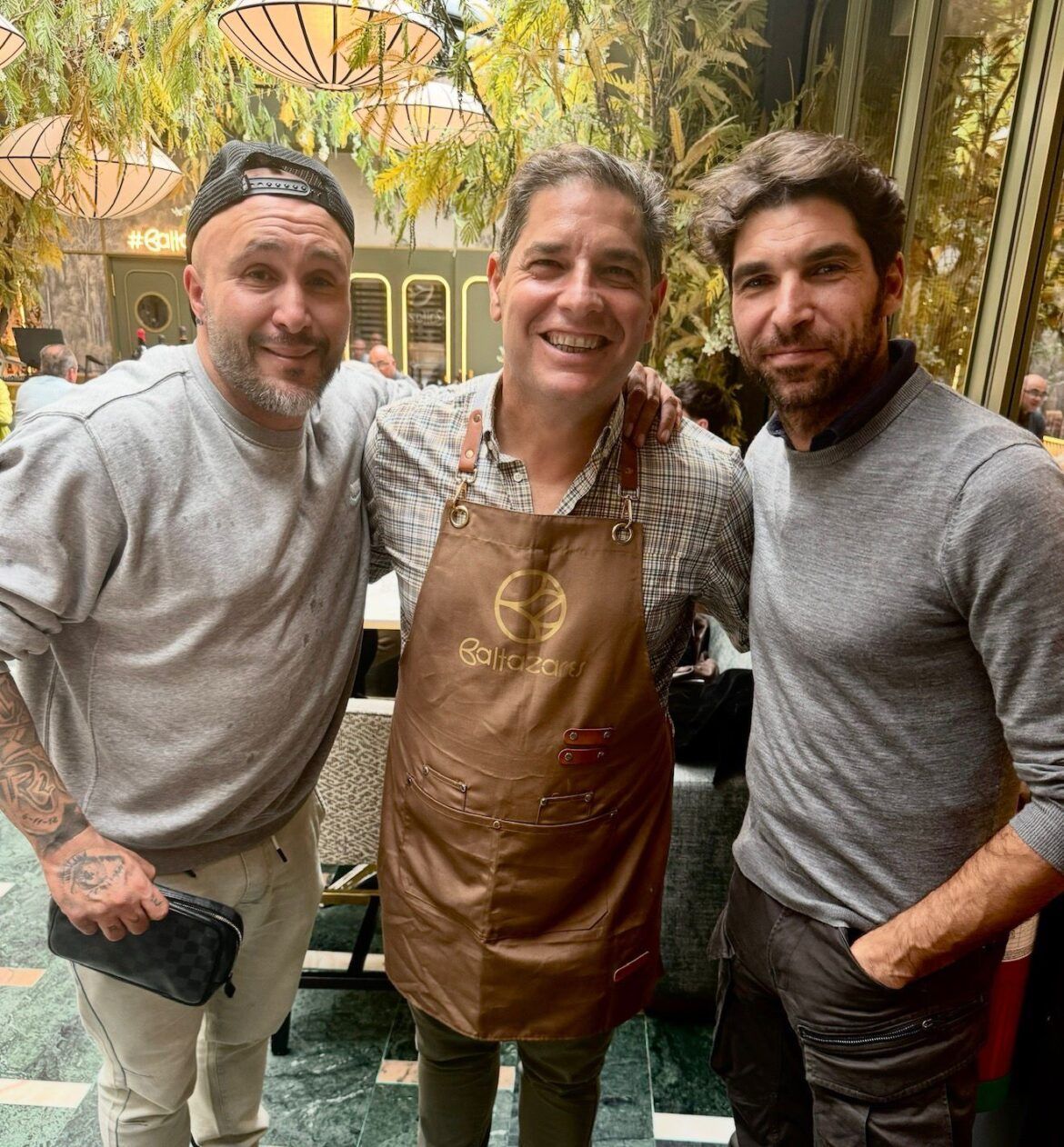 Visita especial de Kiko Rivera y Cayetano Rivera al restaurante Los Baltazares - Gastronomía y Moda