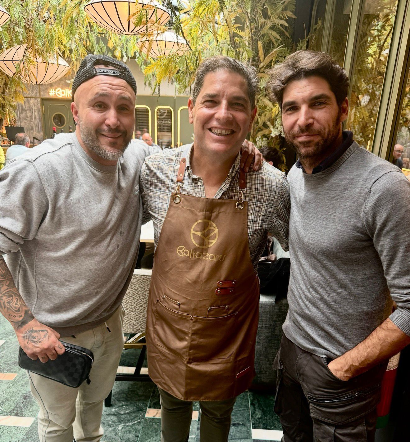 Visita especial de Kiko Rivera y Cayetano Rivera al restaurante Los Baltazares - Gastronomía y Moda