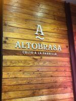 Lola Martín González descubre un asador imprescindible junto al Puente de Triana - Gastronomía y Moda